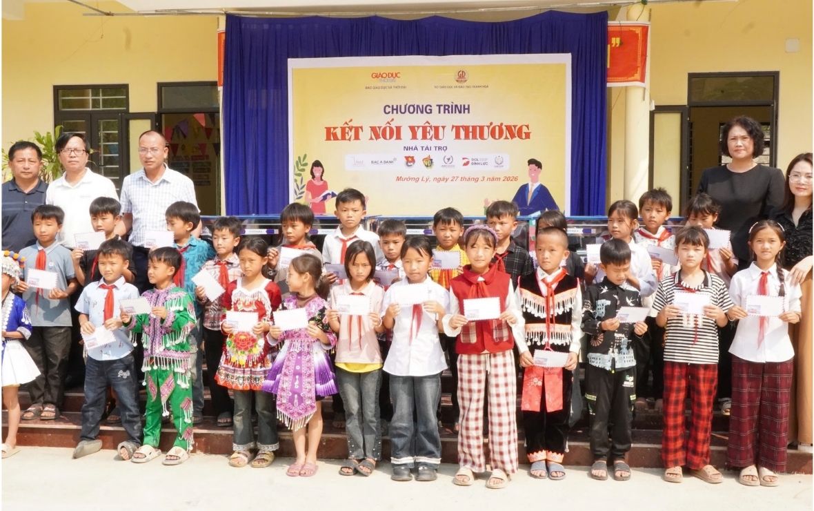 Presented 50 scholarships to 50 students at Muong Ly Primary School